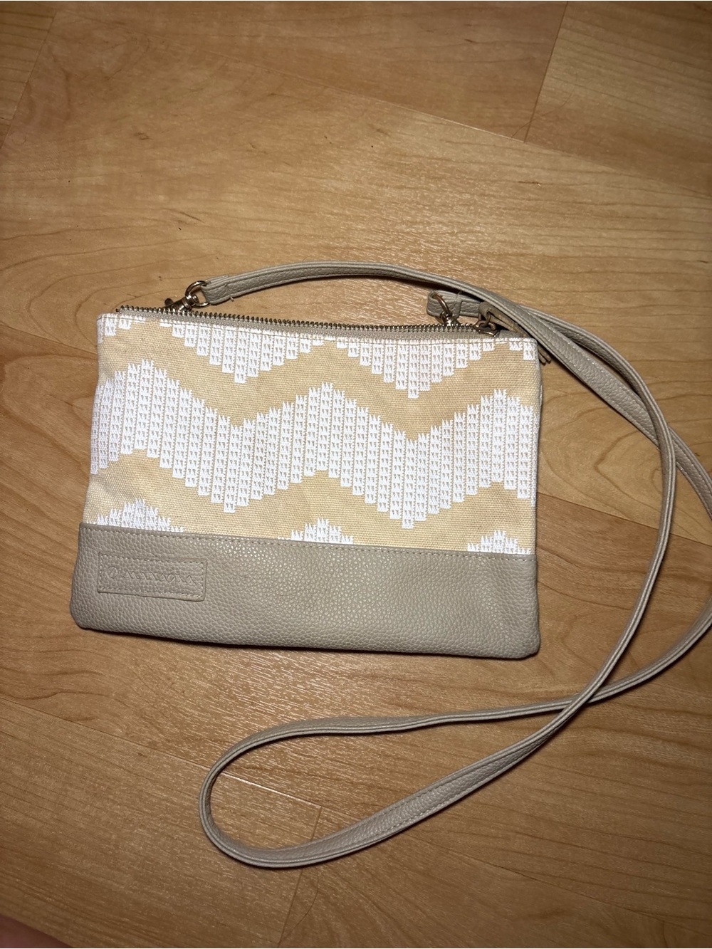 Manaola Neutral Chevron Crossbody Wristlet - Unbranded Beige & White